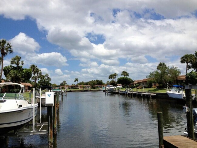 Building Photo - Adorable 1/1 condo with dock and amenity community