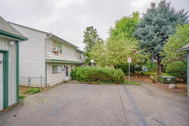 Building Photo - THREE BEDROOM TOWN HOME WITH GARAGE IN HAZEL DELL