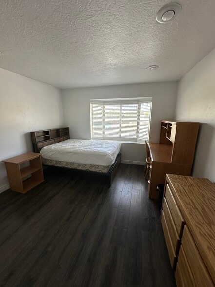 Building Photo - 1559 N Riverside Ave #10