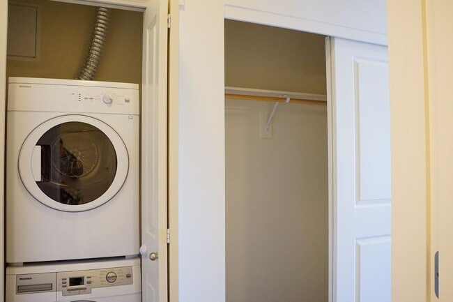 Building Photo - Love Where You Live!  Great Studio in Sellwood!