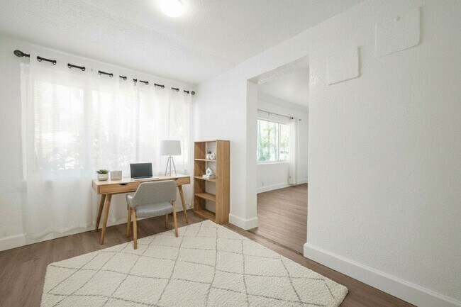 Building Photo - Charming 3-Bedroom Home in Miami - Comfortable Living in a Prime Location