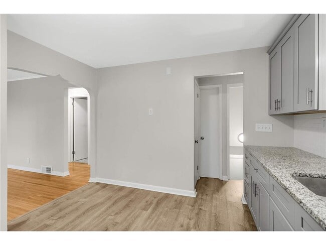 Building Photo - 2336 Ives Ln N