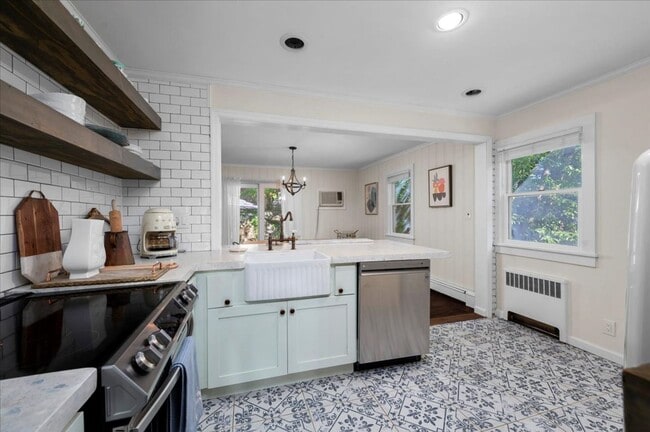 Building Photo - Ranch-style residence offers 3 bedrooms an...
