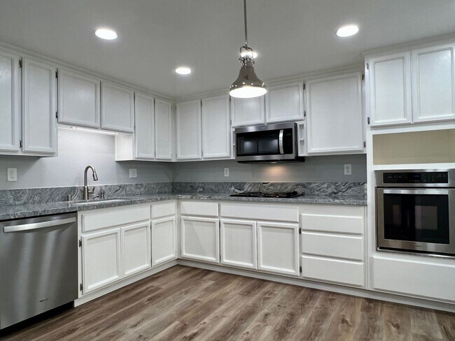 Building Photo - Beautiful 3 Bedroom Home in Roseville