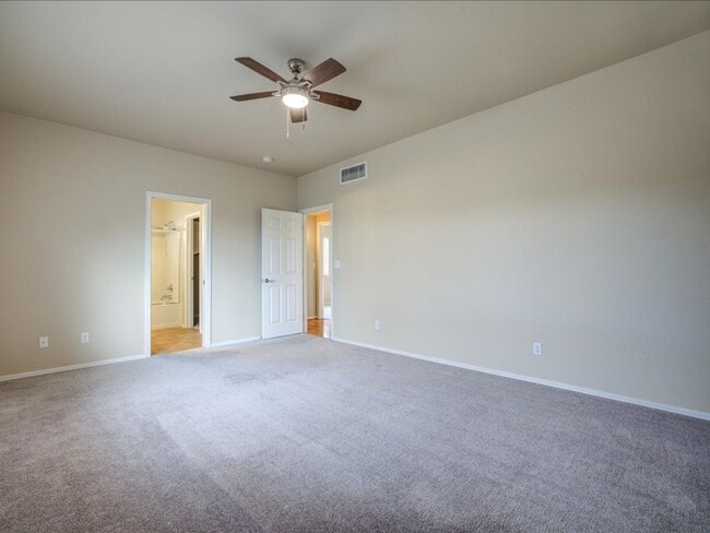 Building Photo - Beautiful 3 Bedroom Home with Office & Des...