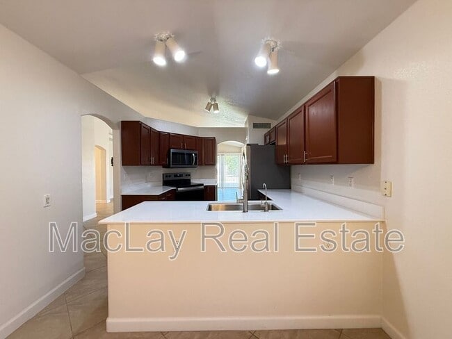 Building Photo - 766 E Baylor Ln