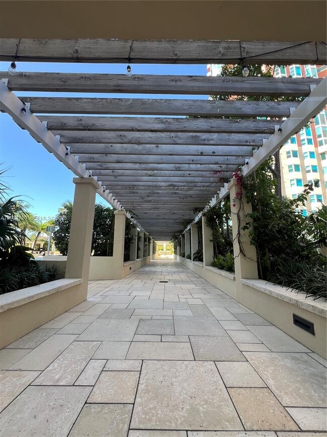 Building Photo - 300 South Pointe Dr