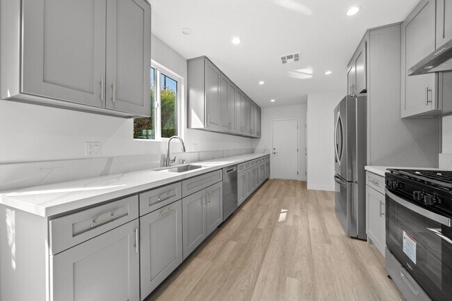 Building Photo - Stunning Fully Renovated 2 Bedroom 2 Bathroom Home