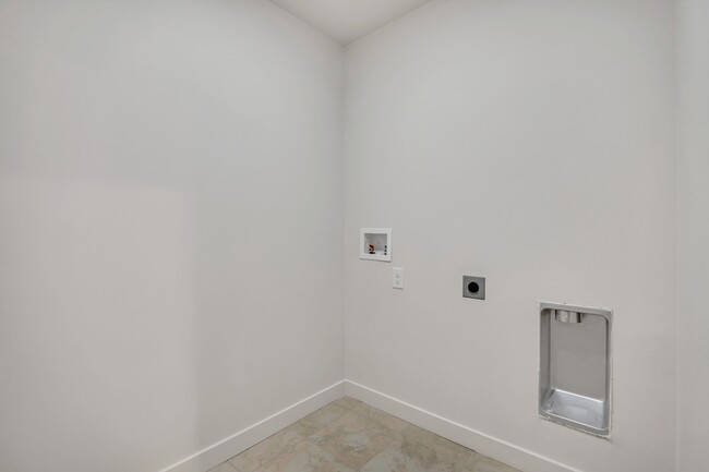 Building Photo - 608 1860 N