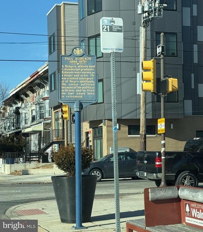 Building Photo - 4937 Walnut St