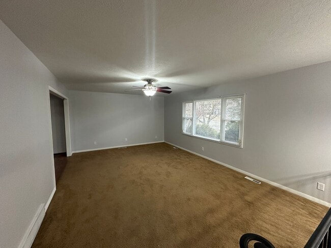 Building Photo - $1,800 - 3 Bed 2 Bath Home