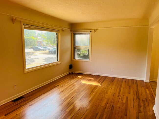 Building Photo - 3 Bedroom/1 Bath Bungalow in Woodstock neighborhood