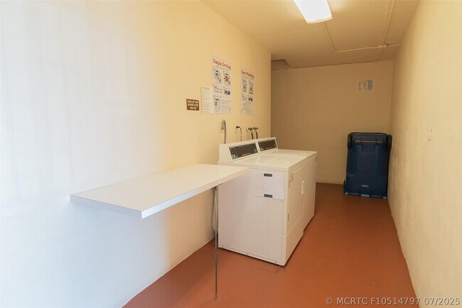 Building Photo - 820 S Hollybrook Dr