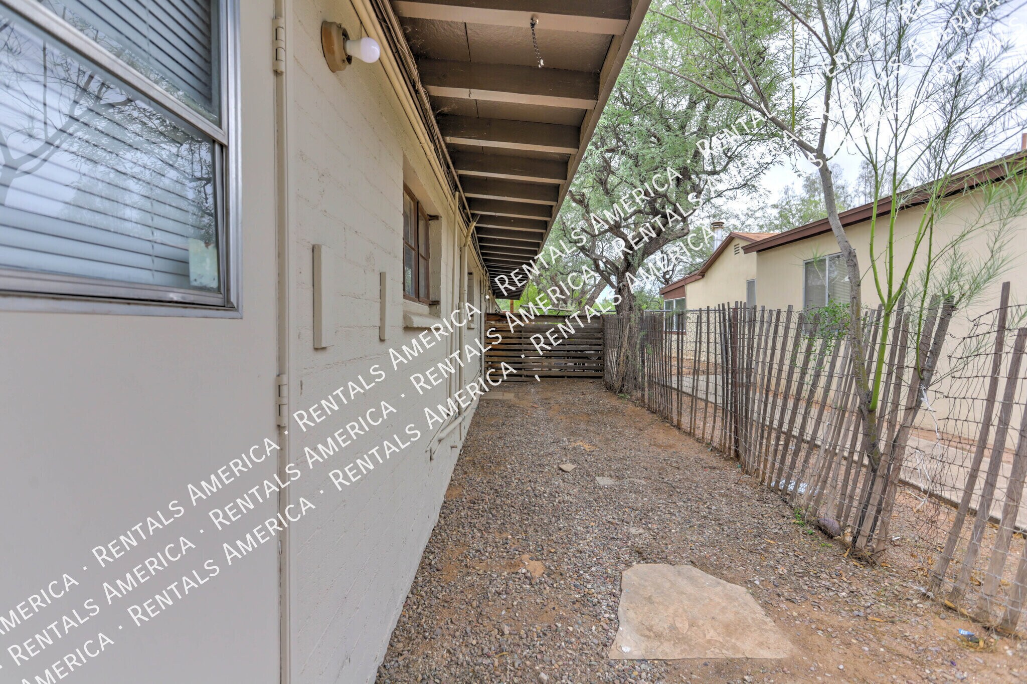 Building Photo - 3040 N Sparkman Blvd