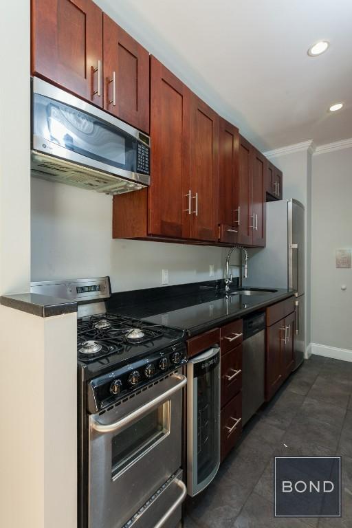 Primary Photo - 326 E 100th St