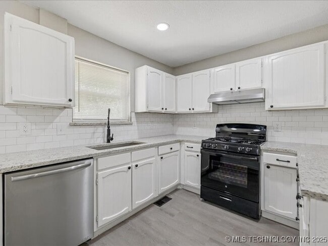 Building Photo - 3001 S Ash Ct