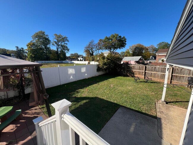 Building Photo - 1444 Esterbrook Ave