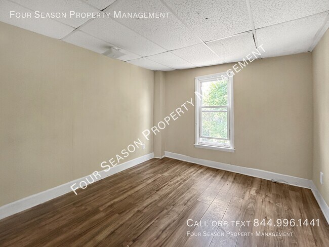 Building Photo - 306 S Locust St