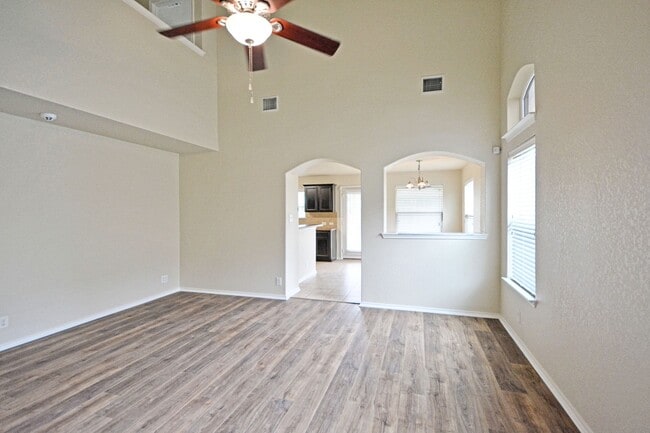 Building Photo - 2121 Sinclair Dr