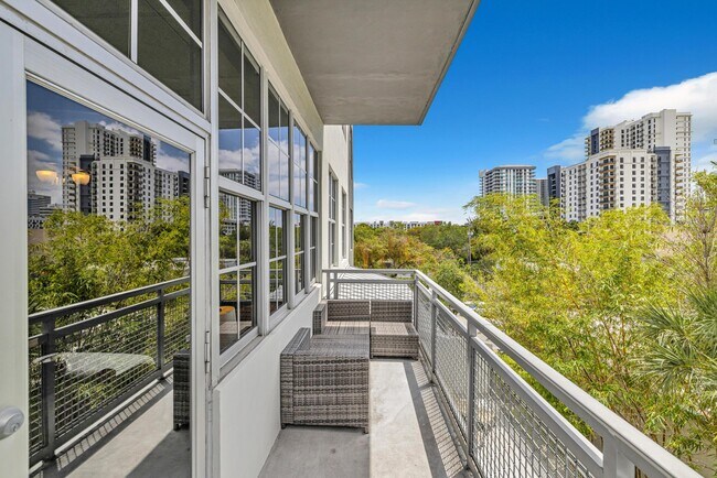 Building Photo - 425 N Andrews Ave