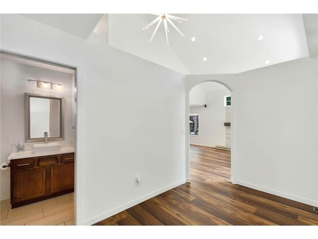 Building Photo - 154 Beaton Dr W