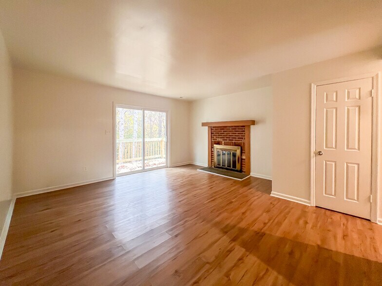 Building Photo - 6 Fox Hill Dr