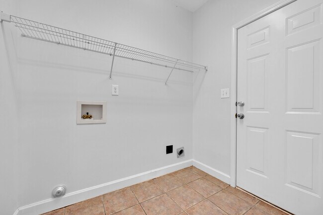 Building Photo - 310 Willow Crest Ln