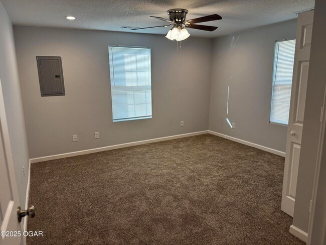 Building Photo - 3905 E 13th St