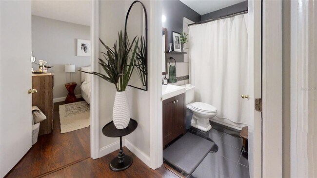 Building Photo - Nice 3 bedroom 2 bath with screened-in lan...