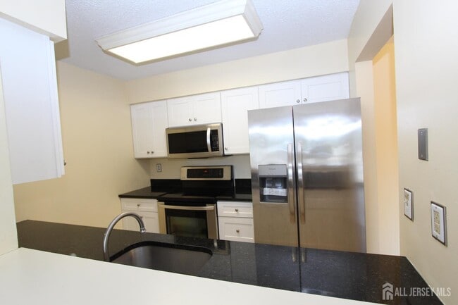 Building Photo - 8201 Tamarron Dr
