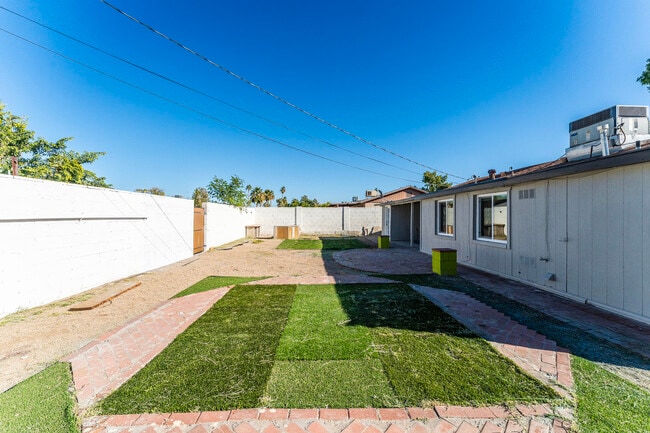 Building Photo - 2614 W Greenway Rd