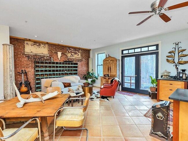 Building Photo - High end stunning condominium located at t...