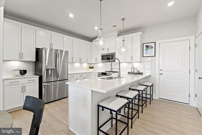 Building Photo - 43805 Middleway Ter