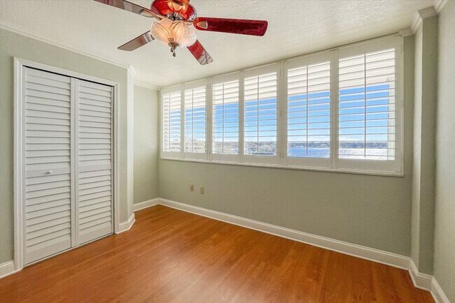 Building Photo - Beautiful Waterfront 3/2.5 Lake Virginia C...