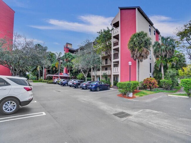 Building Photo - 2208 S Cypress Bend Dr