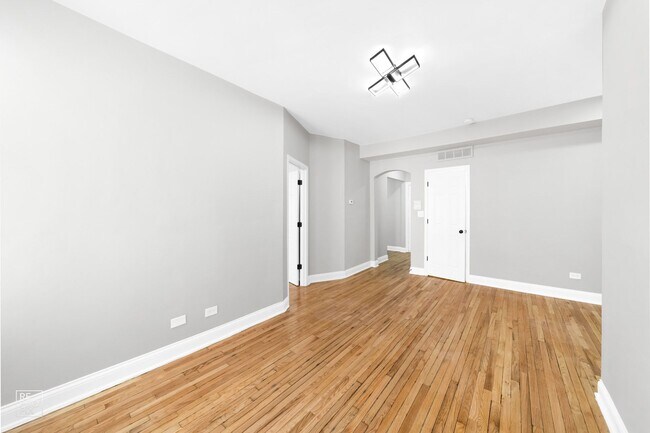 Building Photo - 5832 W North Ave Chicago, IL 60639