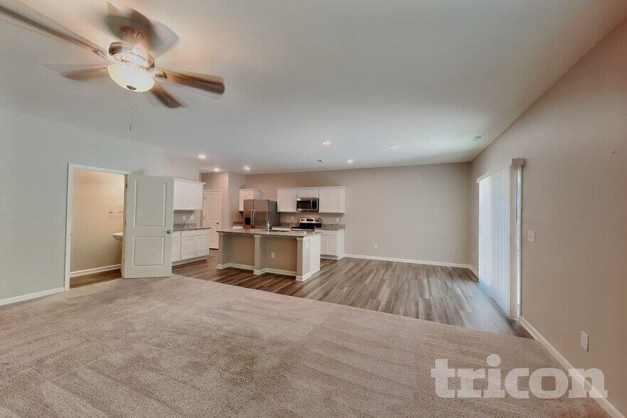 Building Photo - 105 Mdw Vis Ln