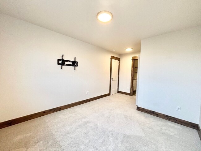 Building Photo - Central 4 Bedroom Condo