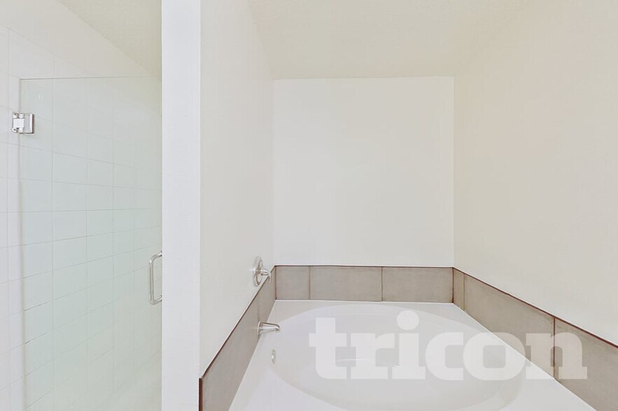 Building Photo - 2922 Marquis Ln