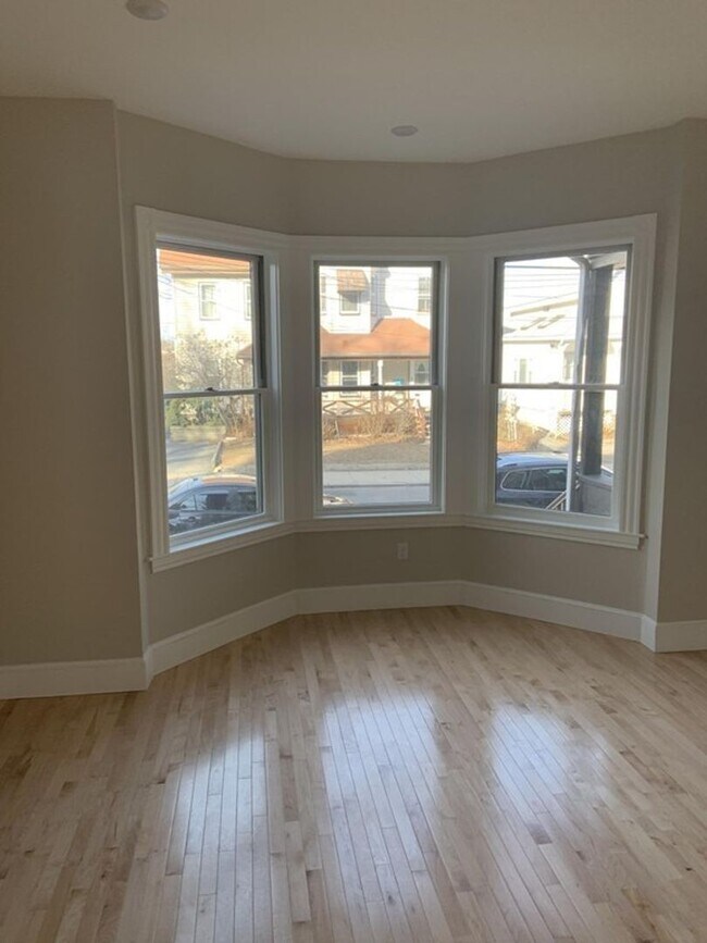 Building Photo - BU 1-bed split(2 Bedroom w/o LR) w/heat