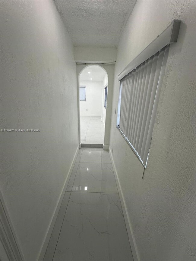 Building Photo - 215 W 44th St