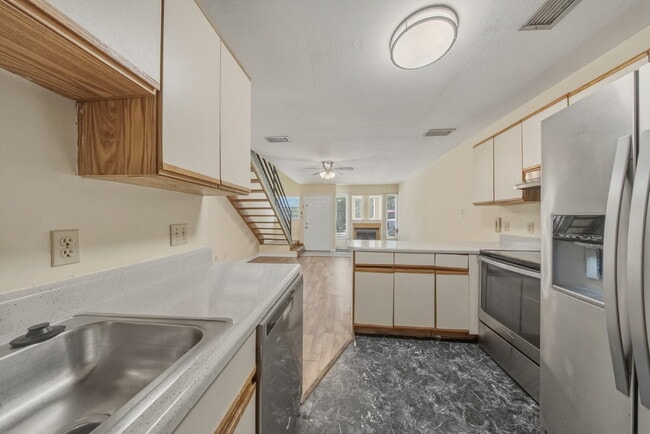 Building Photo - Spacious 2 bedroom townhouse with an additional loft located near TCC!