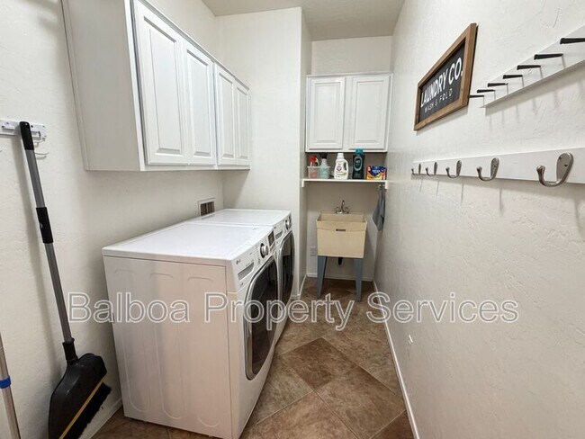 Building Photo - 4203 E Los Altos Rd