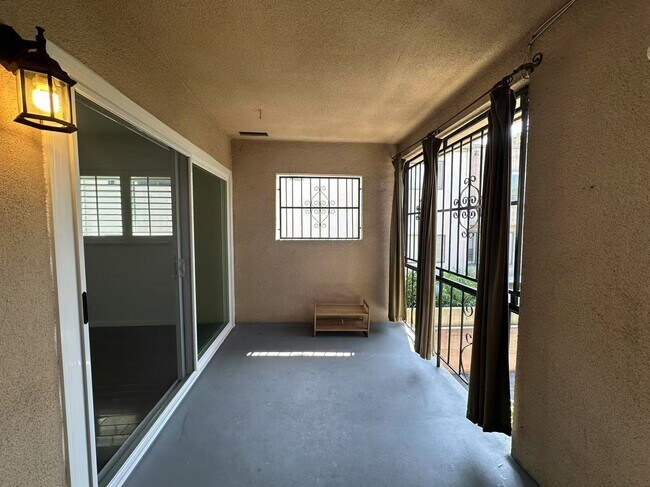 Building Photo - Three Bedrooms and Two Bathrooms