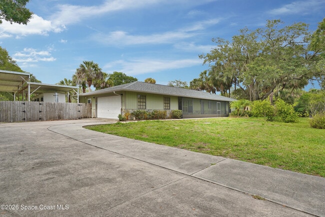 Building Photo - 670 Kings Way