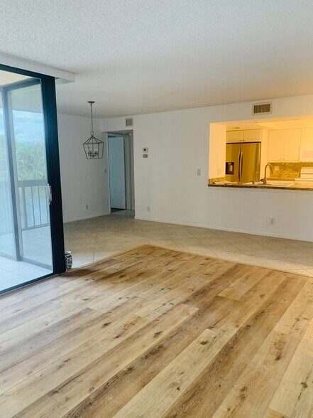 Open dinning place. - 950 Egret Cir