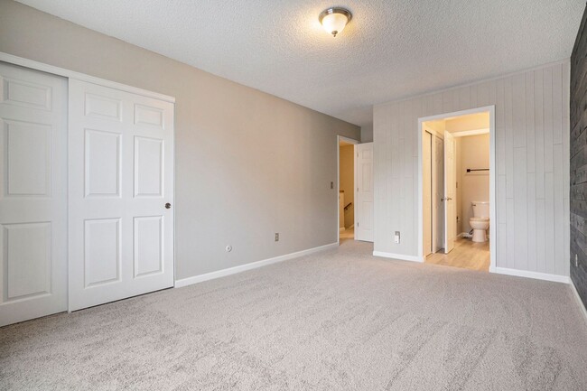 Building Photo - Spacious End Unit in Thornton
