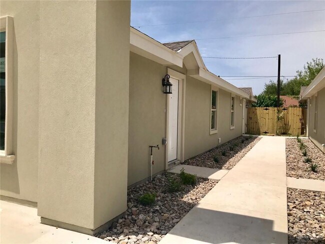 Building Photo - 9 Taxco Ct