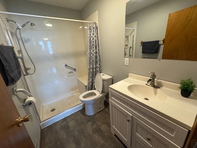 Building Photo - Cozy Comfort: 2 Bed, 1 Bath Home with Spac...