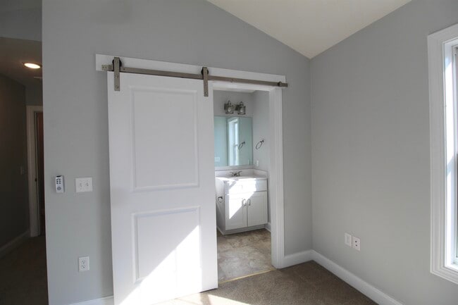 Building Photo - 2646 Greenport Dr